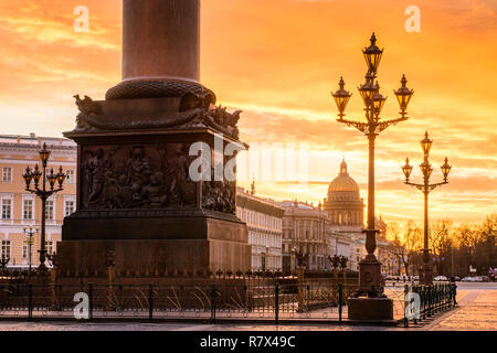 Sonnenuntergang auf dem Palastplatz in St. Petersburg, ein goldener Sonnenuntergang mit Blick auf die Isaakskathedrale Stockfoto