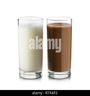 Gläser voll Milch und Schokolade auf weißem Hintergrund. Stockfoto