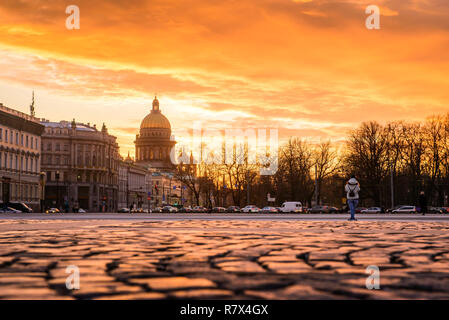 Sonnenuntergang auf dem Palastplatz in St. Petersburg, ein goldener Sonnenuntergang mit Blick auf die Isaakskathedrale Stockfoto