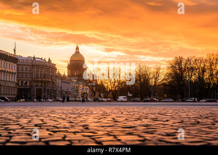 Sonnenuntergang auf dem Palastplatz in St. Petersburg, ein goldener Sonnenuntergang mit Blick auf die Isaakskathedrale Stockfoto