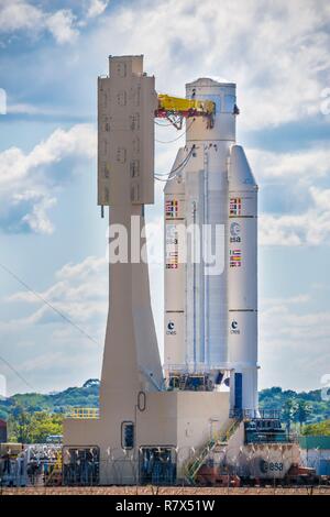 Frankreich, Kourou, Französisch-Guayana, im Raumfahrtzentrum Guayana (CSG), der Ariane-V-Rakete ist auf Schienen gefahren um den Vortrieb Integration Gebäude (BIP) Stockfoto