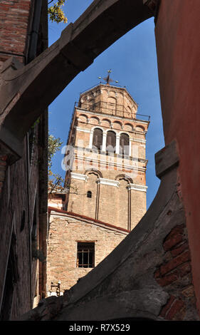 Der schiefe Kirchturm von Santo Stefano Kirche von alten Gebäuden eingerahmt, Venedig, Italien Stockfoto