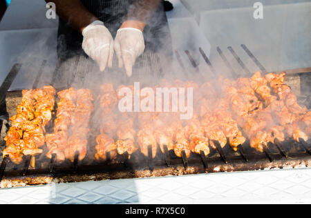 Huhn shashlyk wird in der Ansicht gegrillt Stockfoto