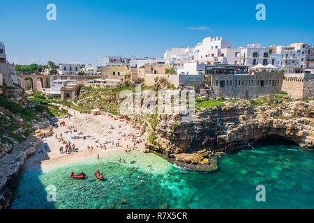 Italien, Apulien, Polignano a Mare, Lama Monachile Strand am Fuße des historischen Zentrums auf einem Kalkstein Klippe Stockfoto