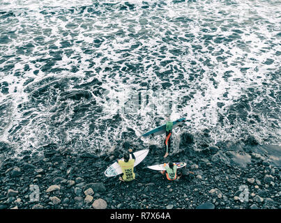 Luftaufnahme von jungen Surfer auf felsigen Strand Stockfoto