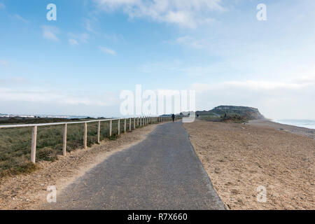 Hengistbury Head. Leute, die für einen morgendlichen Spaziergang auf einem kühlen Herbstmorgen. Dorset, Großbritannien Stockfoto