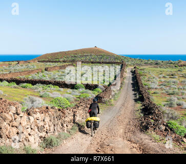 Reife weibliche Radfahrer Touren auf Lanzarote, Kanarische Inseln, Spanien Stockfoto