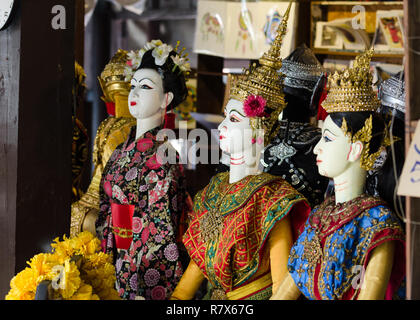 Traditionelle thailändische Puppen im Baan Silapin Artist's House in Bangkok, Thailand Stockfoto