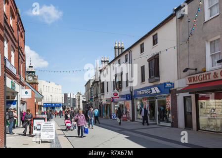 Street Scene mit Menschen und Geschäften in der Innenstadt Shopping Precinct. High Street, Bangor, North Wales, UK, Großbritannien Stockfoto