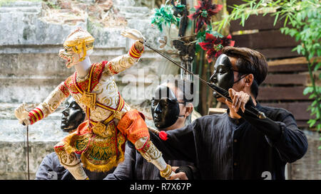 Puppenspieler, ein Puppenspiel im Baan Silapin Artist's House in Bangkok, Thailand Stockfoto