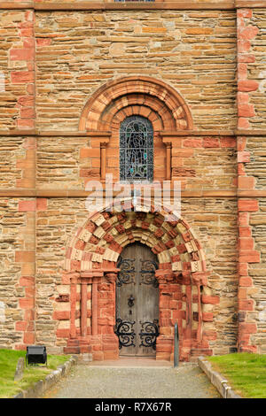 Seite Eingangstür südlichen Querschiff des 12. Jahrhunderts St Magnus Kathedrale. Kirkwall, Orkney Mainland, Schottland, Großbritannien, Großbritannien Stockfoto