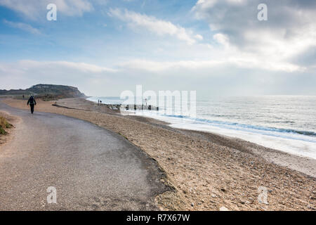 Die Menschen gehen mit Hengistbury Head an einem kühlen Herbstmorgen. Dorset, Großbritannien Stockfoto