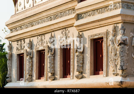 Bas-Relief von Devata Figuren an der Fassade von Wat Phra Singh Ho Trai oder Tempel Bibliothek, Chiang Mai, Thailand Stockfoto