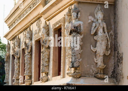 Bas-Relief von Devata Figuren an der Fassade von Wat Phra Singh Ho Trai oder Tempel Bibliothek, Chiang Mai, Thailand Stockfoto