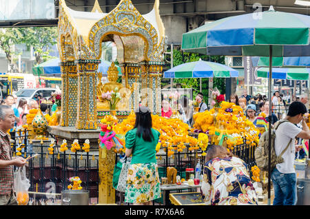 Die Einheimischen vor vier - konfrontiert, vergoldeten Brahma Statue in Erawan Schrein beten, Bangkok, Thailand Stockfoto