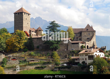 Schloss Tirol in Dorf Tirol, Südtirol, Italien. Schloss Tirol ist die Heimat der Südtiroler Museum für Kultur und Geschichte der Provinz Stockfoto