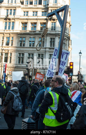 Pro Brexit nationalen Demonstration von Ukip als 'Verrat' mit einem Brexit hangmans Schleife für "Verräter" durchgeführt werden organisiert Stockfoto