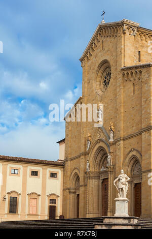 Wunderschöne Arezzo gotische Kathedrale mit Renaissance monumento zu Ferdinando I Medici, Großherzog der Toskana, in der Stadt das historische Zentrum Stockfoto