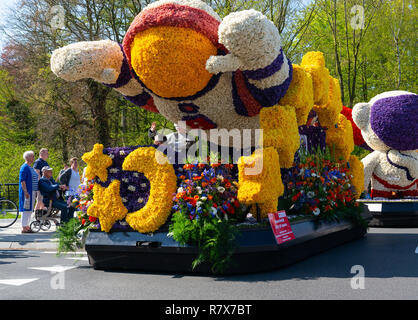 Spektakuläre, mit Blumen bedeckte Festwagen im Bloemencorso Bollenstreek die jährliche Frühlingsblumen-Parade, Voorhout, Südholland, Niederlande Stockfoto