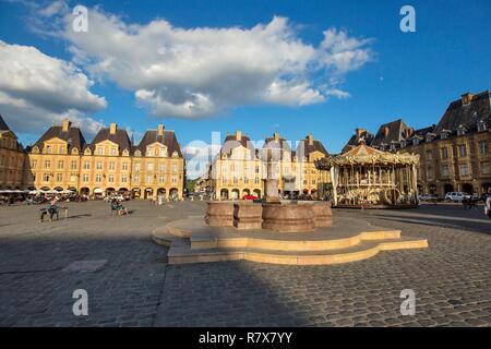 Frankreich, Ardennen, Charleville Mezieres, Ducale, Springbrunnen in der Mitte der Fußgängerzone Stockfoto