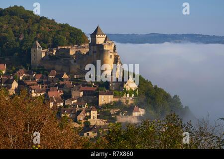 Frankreich, Dordogne, Castelnaud-la Chapelle, das Schloss und der Nebel im Tal Stockfoto