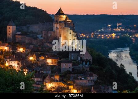 Frankreich, Dordogne, Castelnaud-la Chapelle, Castelnaud und Beynac Burgen in der Dämmerung Stockfoto