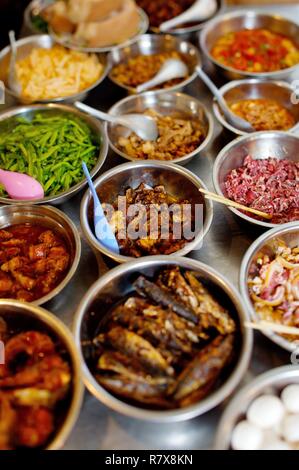 Vietnam, Hanoi, Verkauf auf dem Markt, verschiedene Salat mit Hock, getrockneter Fisch, und Sardinen Stockfoto