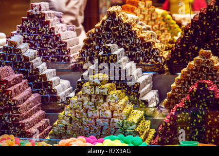 Süßigkeiten in den türkischen Markt. Istanbul, Türkei - 27 September 2018. Stockfoto