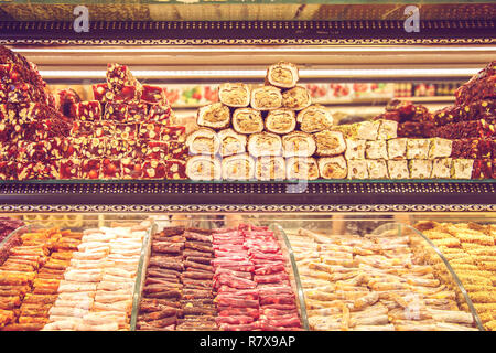 Süßigkeiten in den türkischen Markt. Istanbul, Türkei - 28. September 2018. Stockfoto