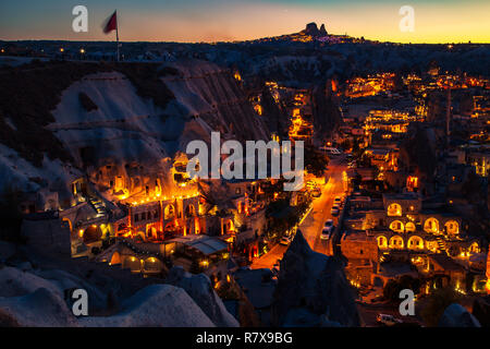 In der Nacht Straßen von Göreme, Türkei, Kappadokien beleuchtet. Die berühmten Zentrum von Flug Luftballons. Tolle Nacht Landschaft. Stockfoto