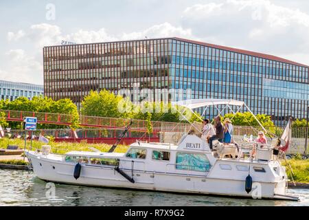 Frankreich, Seine Saint Denis, Aubervillers, die Ufer des Saint Denis Kanal, Boot vor der Le Millenaire Einkaufszentrum Stockfoto