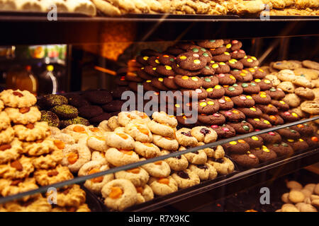 Süßigkeiten in den türkischen Markt. Istanbul, Türkei - 27 September 2018. Stockfoto