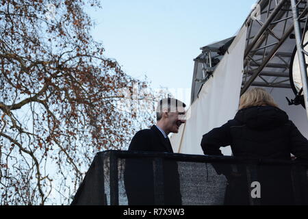 Jakob Rees Mogg auf College Green am Tag die sinnvolle Abstimmung stattgefunden haben sollte - Dienstag, der 11. Dezember. Stockfoto