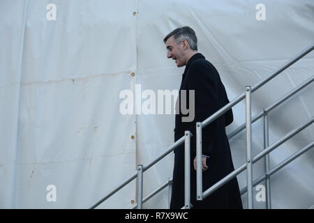 Jakob Rees Mogg auf College Green am Tag die sinnvolle Abstimmung stattgefunden haben sollte - Dienstag, der 11. Dezember. Stockfoto