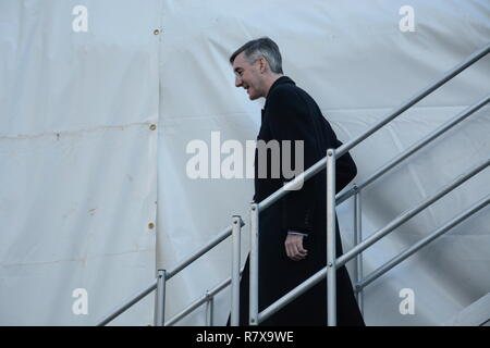 Jakob Rees Mogg auf College Green am Tag die sinnvolle Abstimmung stattgefunden haben sollte - Dienstag, der 11. Dezember. Stockfoto