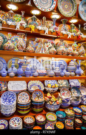 Keramik auf dem türkischen Markt. Istanbul, Türkei - 28. September 2018. Stockfoto