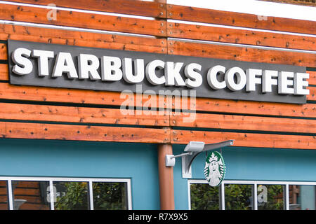 SEATTLE, WA, USA - JUNI 2018: Äußere der Starbucks Coffee Shop in der Premium Outlets Einkaufszentrum im Tulalip in der Nähe von Seattle. Stockfoto