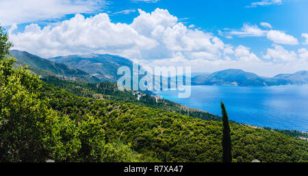 Panoramablick auf unvergleichliche Küste auf der Insel Kefalonia. Malerische Landschaft, bunte Ionische Meer, weiße Wolken über den Bergen. Griechenland Stockfoto