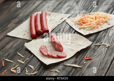 Zutaten zum Kochen von hausgemachten Shawarma. Das Konzept der schnellen f Stockfoto
