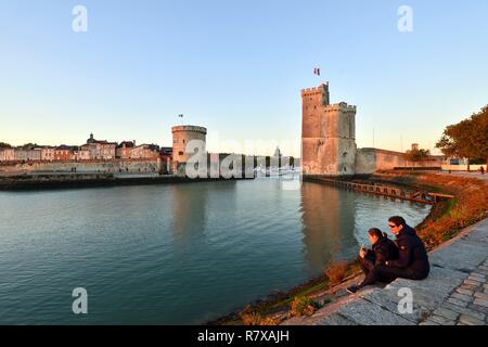 Frankreich, Poitou-Charentes, La Rochelle, Kette Tower (Tour de la Chaine) und Saint Nicolas Turm (Tour Saint-Nicolas) schützt den Eingang zum alten Hafen Stockfoto