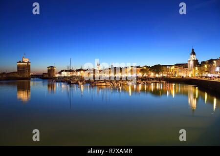 Frankreich, Charente-Maritime, La Rochelle, Vieux Port (Alter Hafen) mit Nikolaus-Turm und Kette Turm links und rechts große Uhr Tor Stockfoto