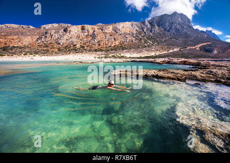 Jungen attraktiven Mann Schwimmen in Balos Lagune auf der Insel Kreta mit azurblauen Wasser, Griechenland, Europa. Kreta ist die größte und bevölkerungsreichste der Gr Stockfoto