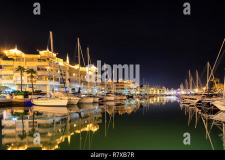 Benalmadena Mediterranean Port Dorf. Yachthafen Marina Pier und Boot, dock Yachten und Schiffe in Benalmadena, Malaga Stockfoto