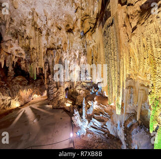 Ansicht der berühmten Höhlen von Nerja mit herrlichen Stalaktiten und Stalagmiten in Andalusien, Spanien geologische Formationen in Nerja, Malaga, Spanien Stockfoto