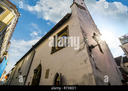 Ende des 17. Jahrhunderts Hand geschnitzte Uhr in der Kirche des Heiligen Geistes oder puhavaimu Kirik als Plakette vor liest, in der Altstadt von Tallinn, Estland. Stockfoto