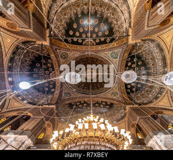 Kairo, Ägypten, 16. September 2018: Innenraum der Moschee des Mohammed Ali, auch bekannt als die Alabaster Moschee, gelegen auf dem Gipfel der Zitadelle Stockfoto