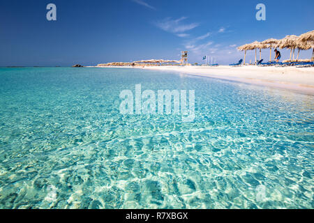 Elafonissi Strand auf der Insel Kreta mit azurblauen Wasser, Griechenland, Europa. Kreta ist die größte und bevölkerungsreichste der griechischen Inseln. Stockfoto