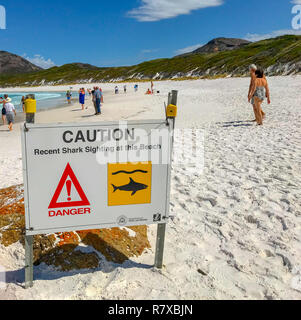 Western Australia - Februar 9, 2018. Ein Hai gesichtet Zeichen ist auf einem Strand populär bei Einheimischen und Touristen in Westaustralien gebucht. Stockfoto