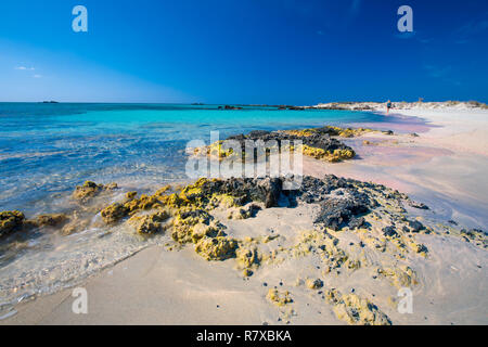Elafonissi Strand auf der Insel Kreta mit azurblauen Wasser, Griechenland, Europa. Kreta ist die größte und bevölkerungsreichste der griechischen Inseln. Stockfoto