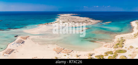 Luftaufnahme von Elafonissi Strand auf der Insel Kreta mit azurblauen Wasser, Griechenland, Europa. Kreta ist die größte und bevölkerungsreichste der griechischen Inseln. Stockfoto